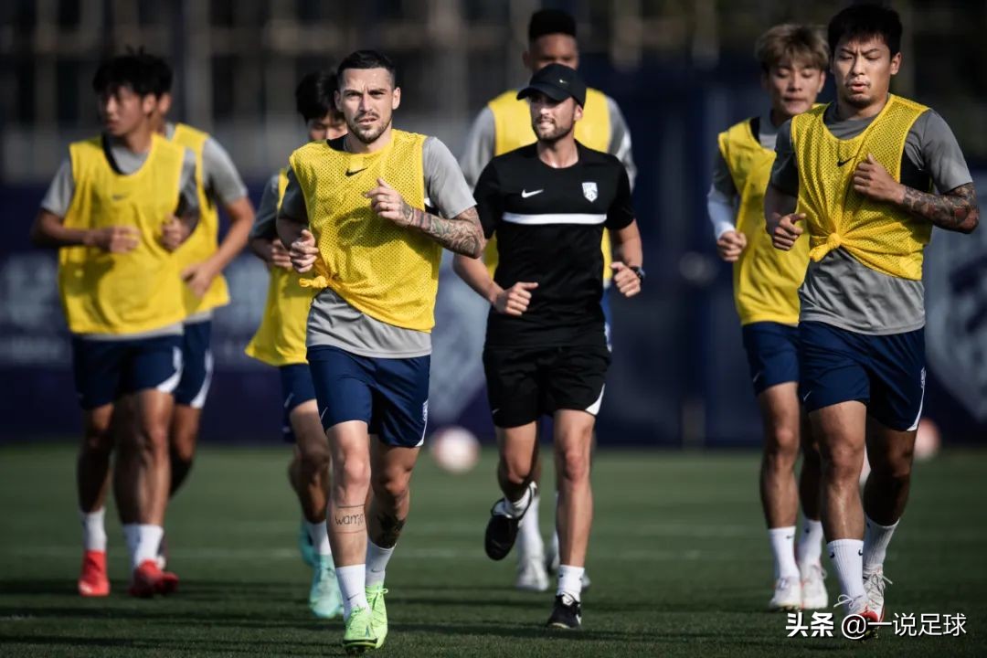 关于今晨武汉三镇调整名单以备德甲;队长鼓劲环节打磨;管理层满意;更衣室氛围转暖的信息 关于今晨武汉三镇调整名单以备德甲;队长鼓劲环节打磨;管理层满意;更衣室氛围转暖的信息